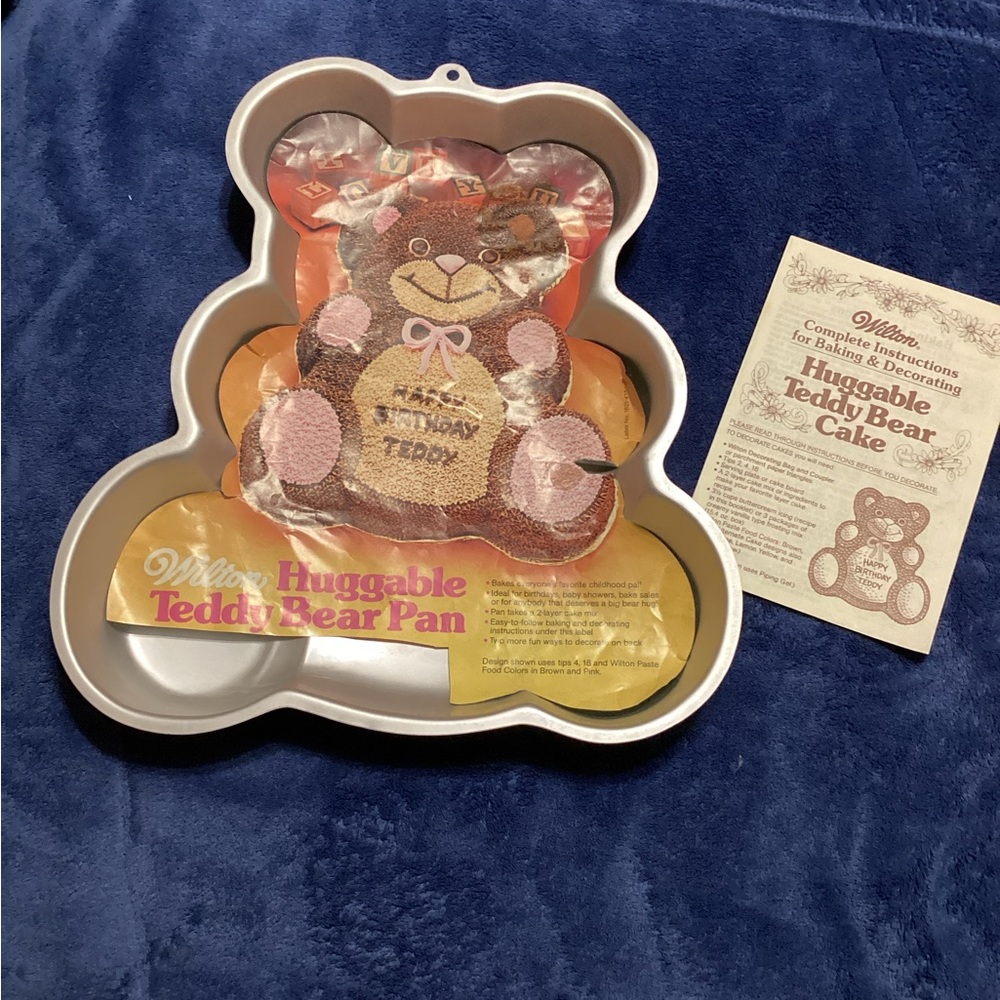 Wilton Party Pan Aluminum Huggable Teddy Bear Cake Pan #502-3754